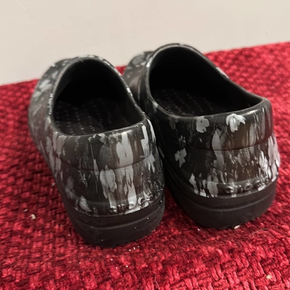 Crocs Camo Print Clog Shoes - Picture 3 of 3